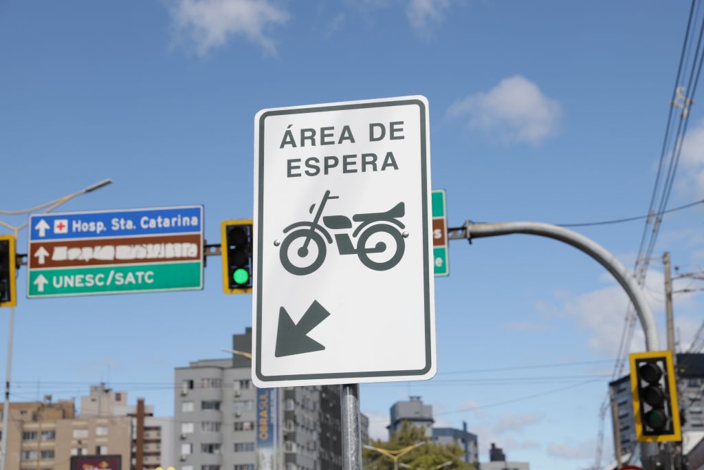 08_Criciuma_implanta_mais_cinco_areas_de_espera_para_motocicletas_1.JPG